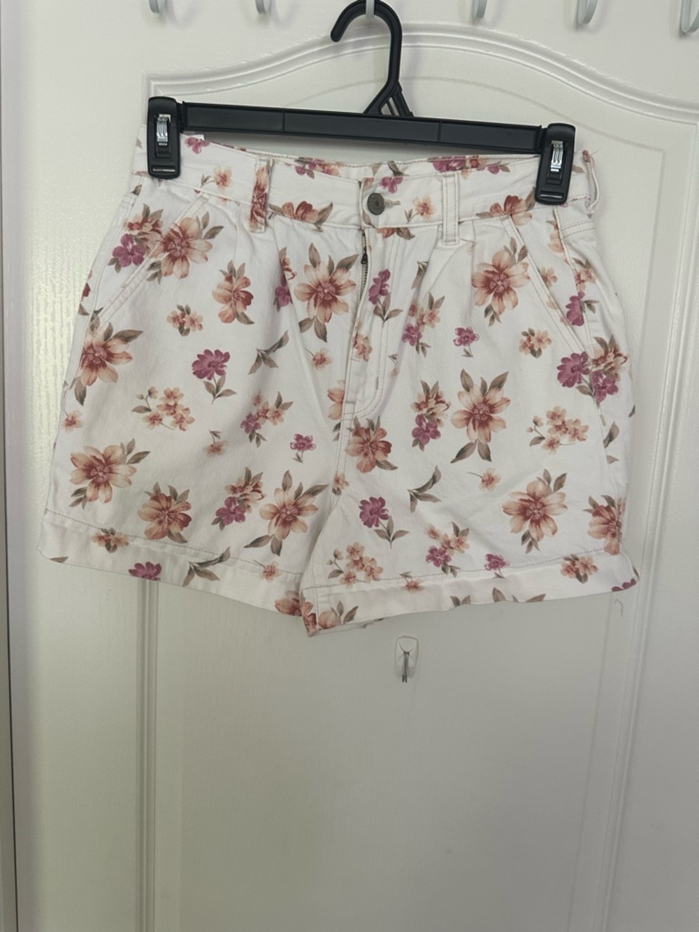 American Eagle Outfitters White Floral High-Waist Shorts, no stretch
